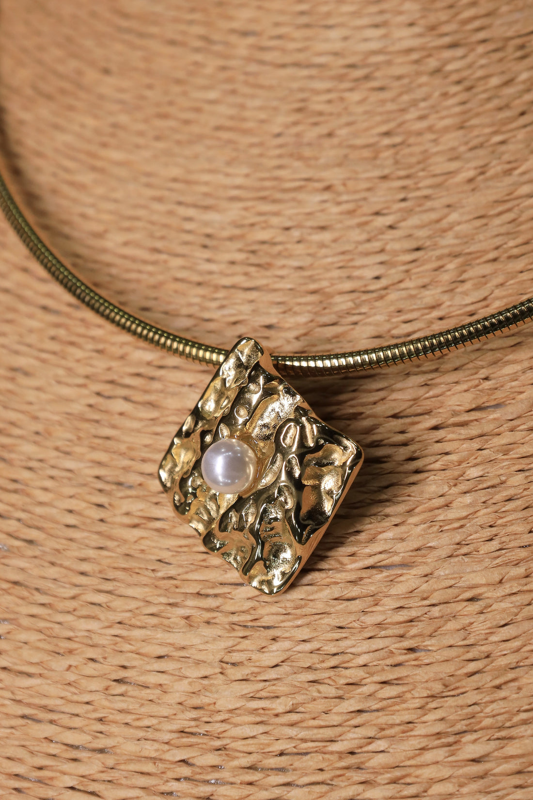 Choker-Golden Aura Pearl Choker