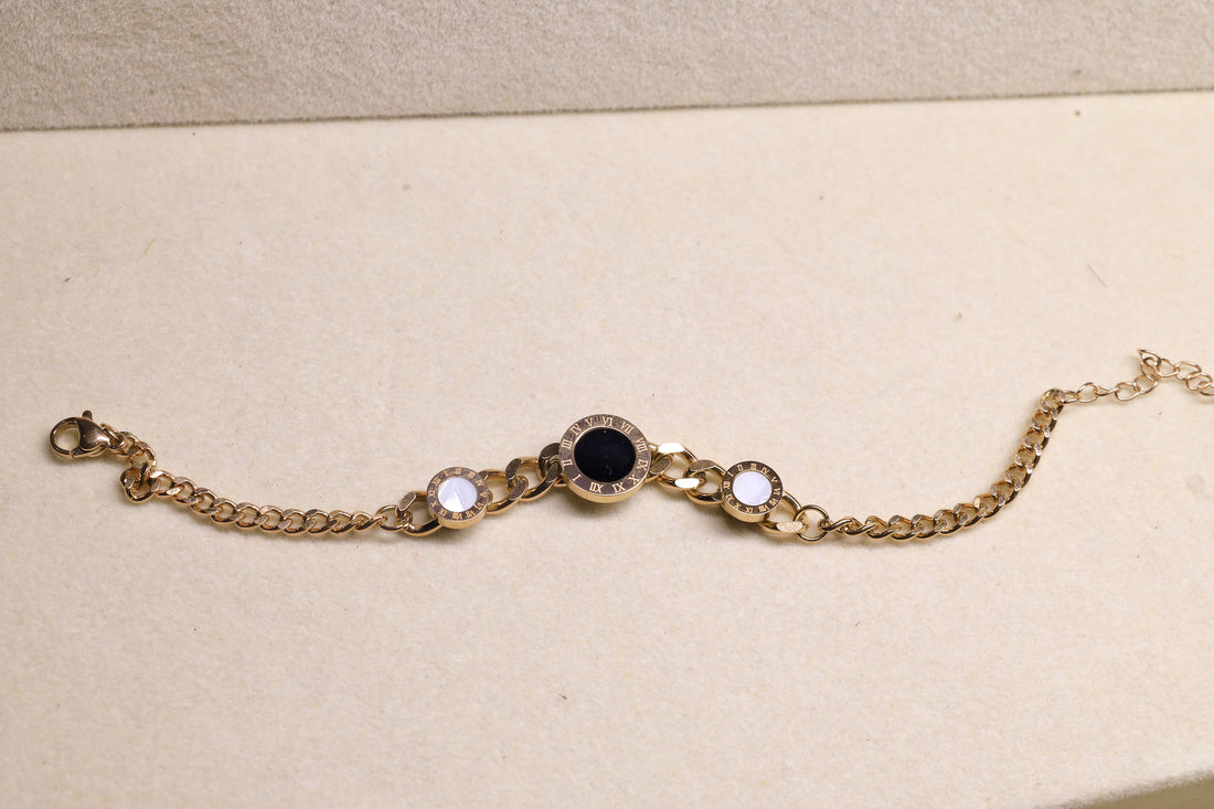 W Chain Bracelet -Lucky Gaze