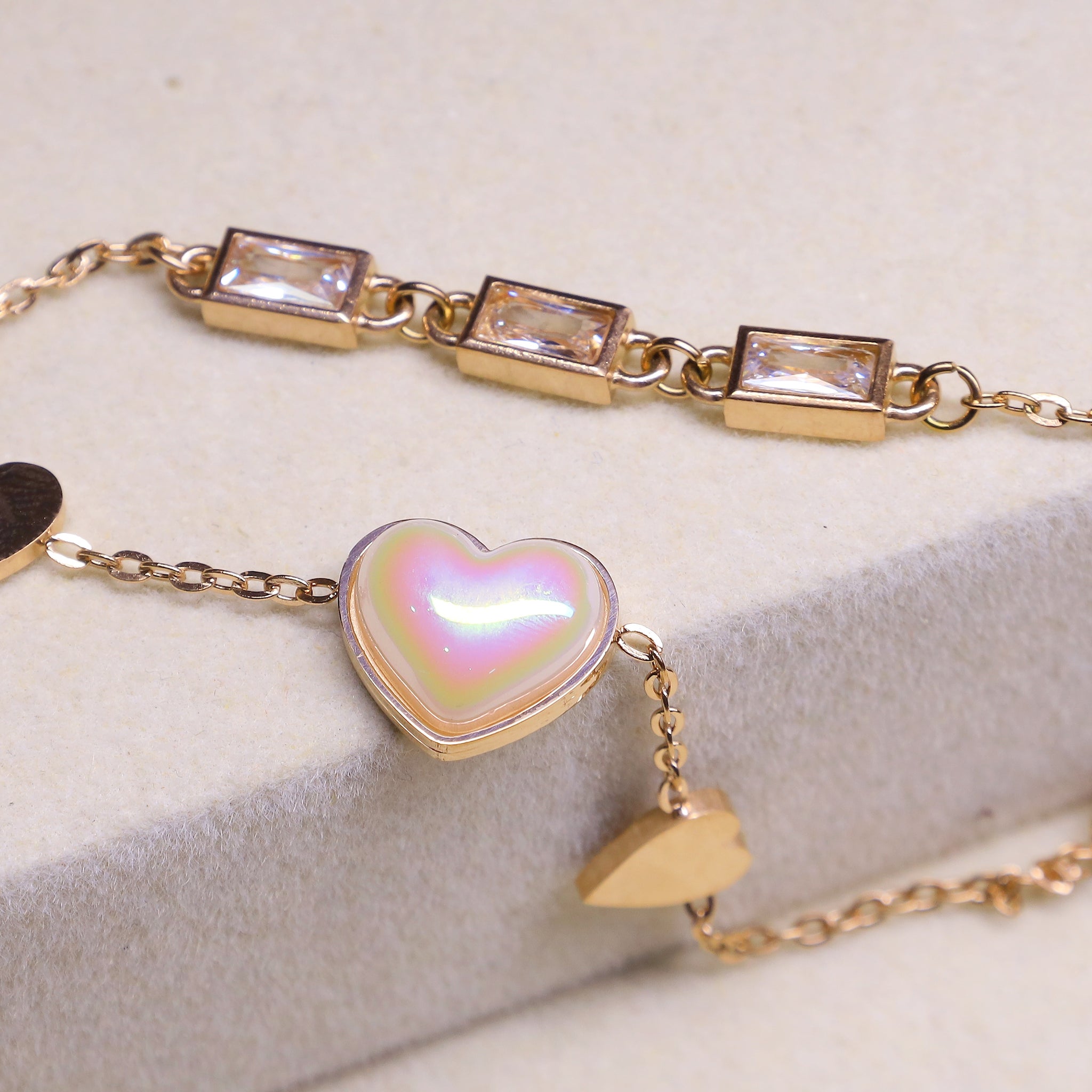 W Chain Bracelet -Little Heart Stone Link